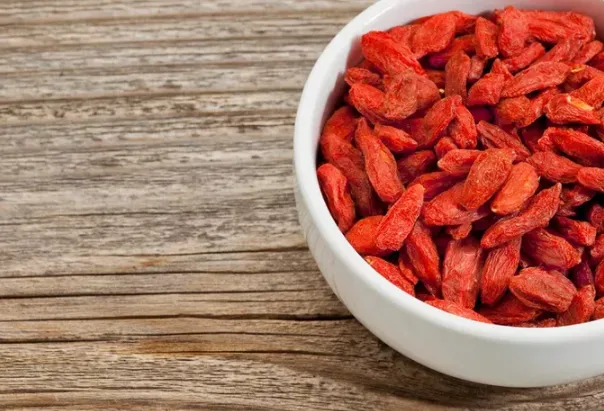 Beyaz kâsede kurutulmuş goji meyveleri